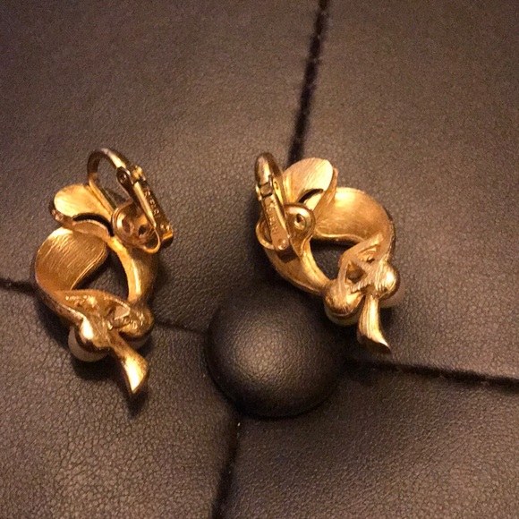Vintage Trifari Faux Pearl Cluster Clip Earrings - Picture 4 of 5